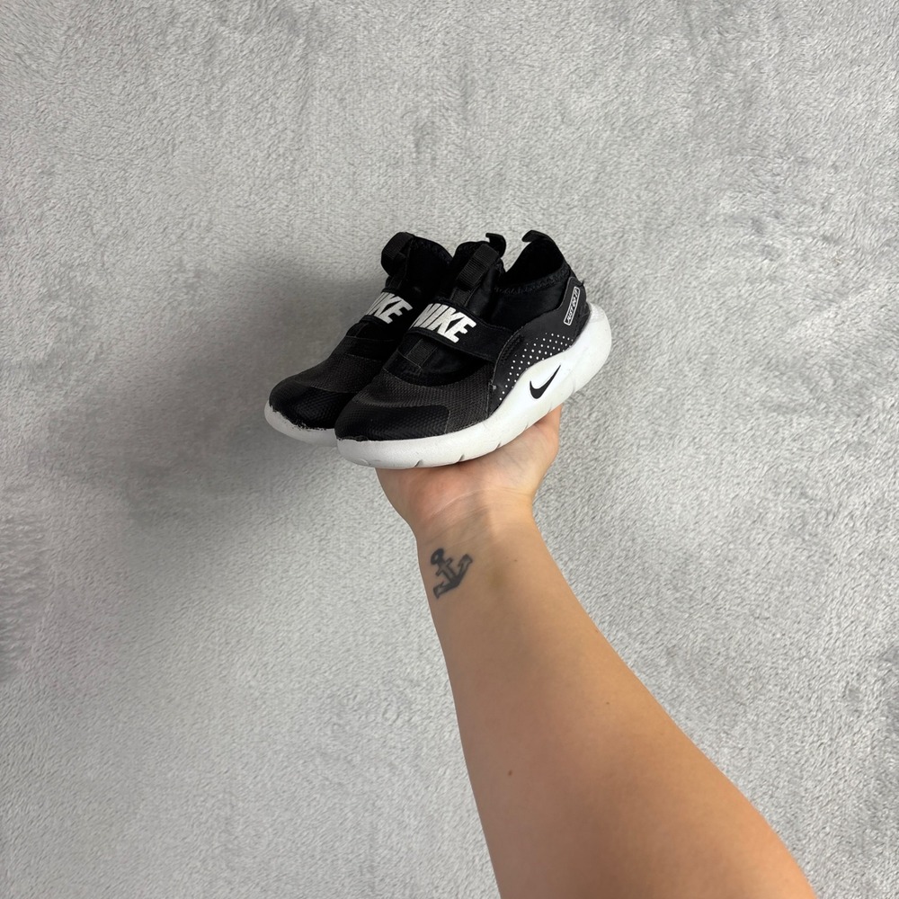 Nike Flex Runner 2 Kids Black White Slip On Sneakers DJ6040-002 Size 10C